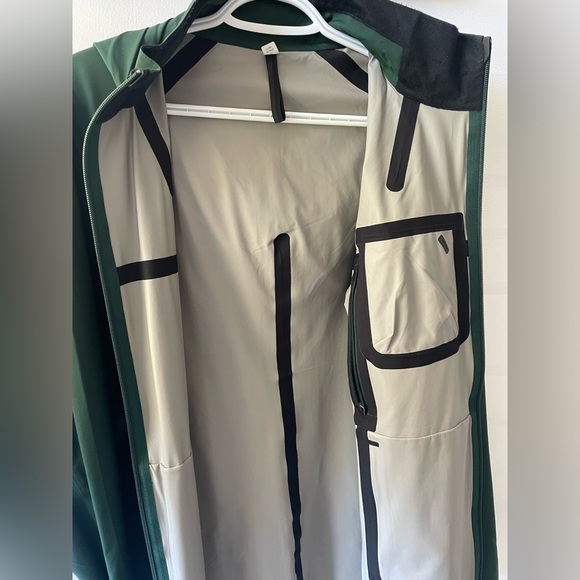 Lululemon men’s coastal jacket - Picture 3 of 3